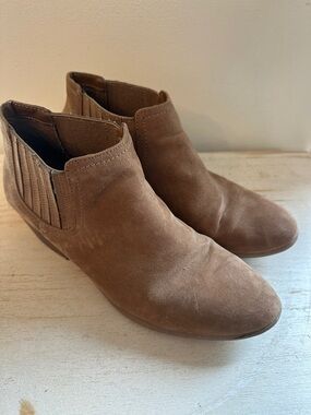 American Eagle By Payless Tan Suede Ankle Booties